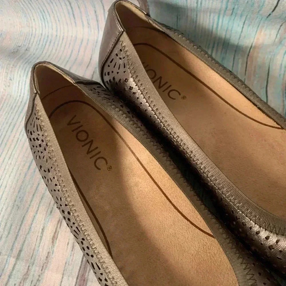 Metallic gray Vionic ballet flats size 7 - Picture 9 of 10